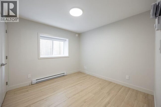 Building Photo - 625X Kitchener St
