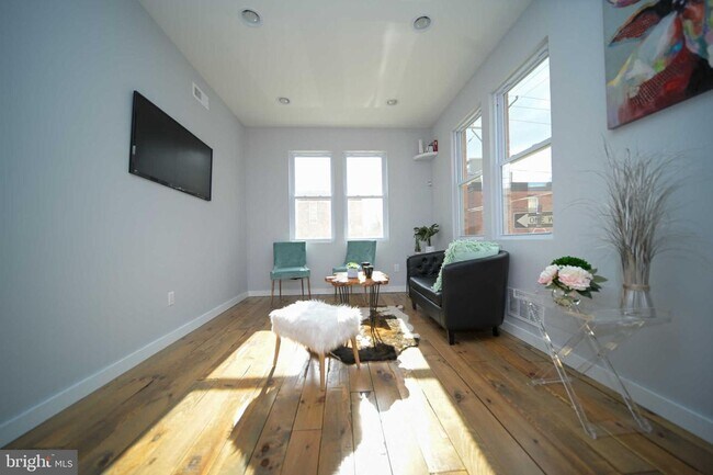 Foto del edificio - 3-Bedroom East Kensington Townhome with Roof Deck & Central Air