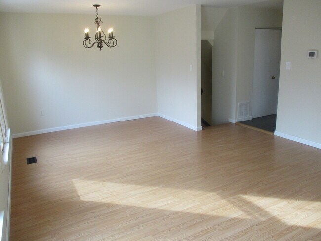 Building Photo - Beautiful 4 BR/2 BA Townhome in Silver Spr...