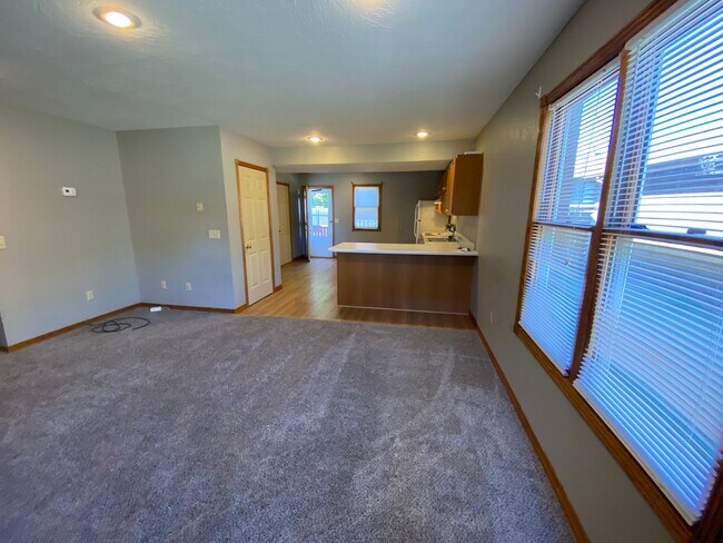 Foto del edificio - Great 2 bedroom 1.5 bathroom  Duplex