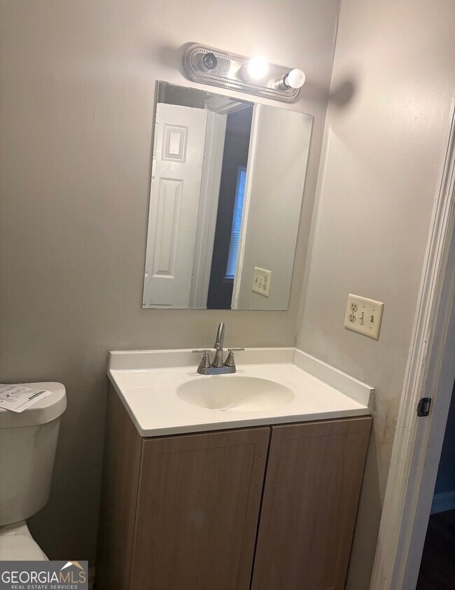 Building Photo - 2059 Charter Ln