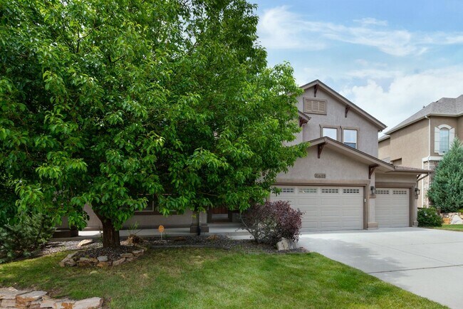Building Photo - Elegant Mountain-View Retreat in Stone Cro...