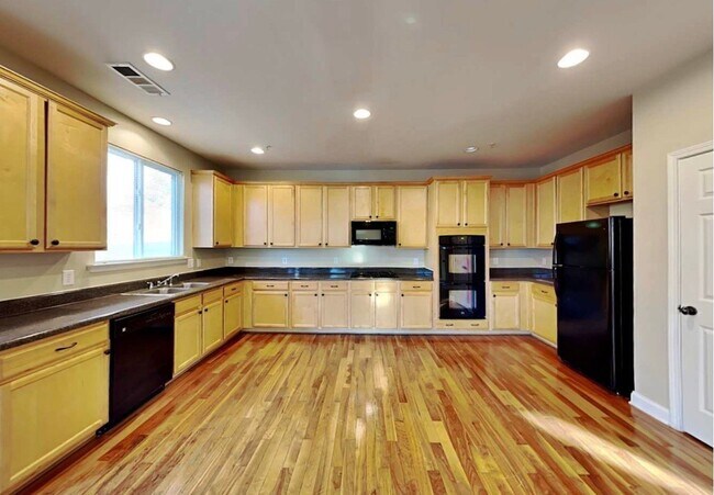 Building Photo - 380 Roseglen Dr NW