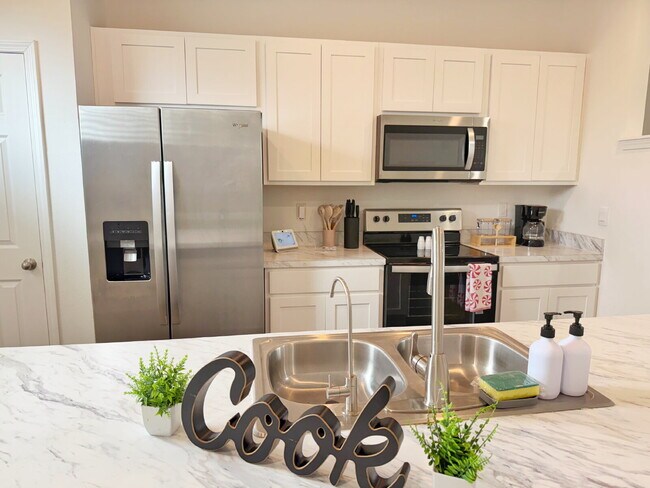 Foto del edificio - Furnished Townhome conveniently located!