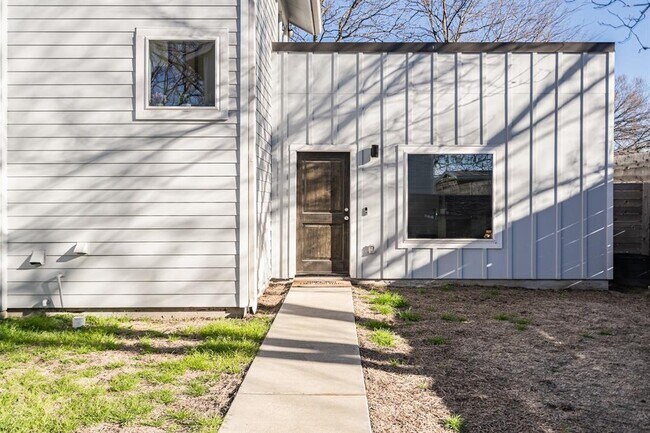 Building Photo - 917 Vargas Rd