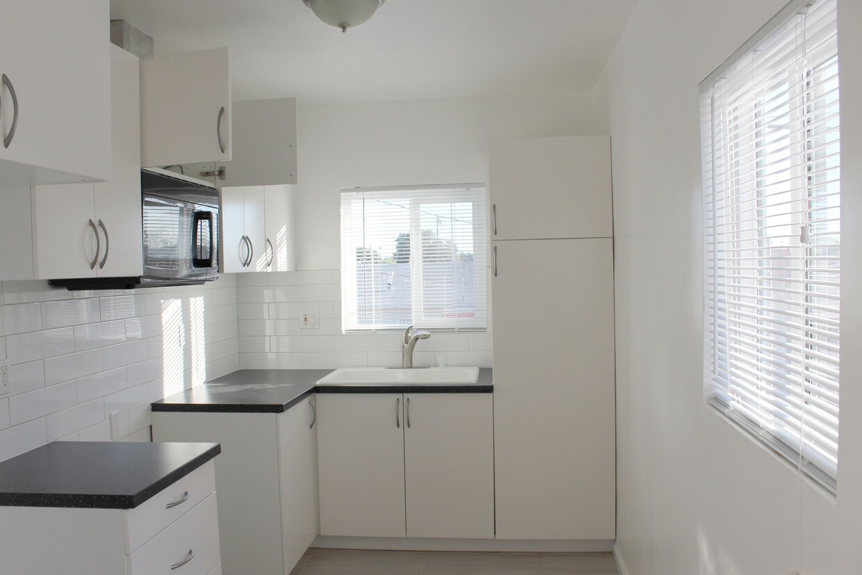 Foto del edificio - 1308 1/2 W 53rd St