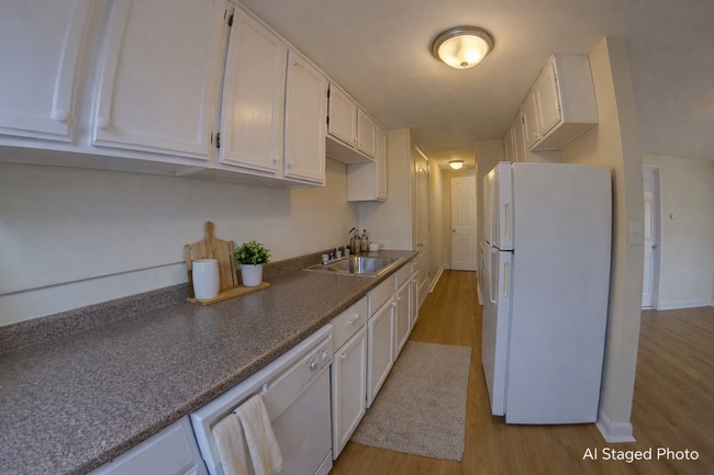 Building Photo - 3D Tour Available - Centrally located 1 bedroom apartment with Washer and Dryer on site! Availabl...