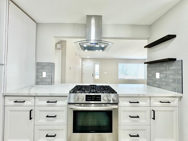 Building Photo - Beautifully Updated 4B/2.5BA House with Solar and A/C!