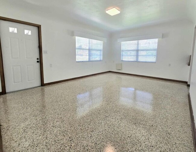 Building Photo - 127 E Beacon Rd