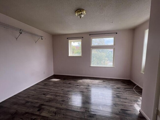 Building Photo - 560 600 E