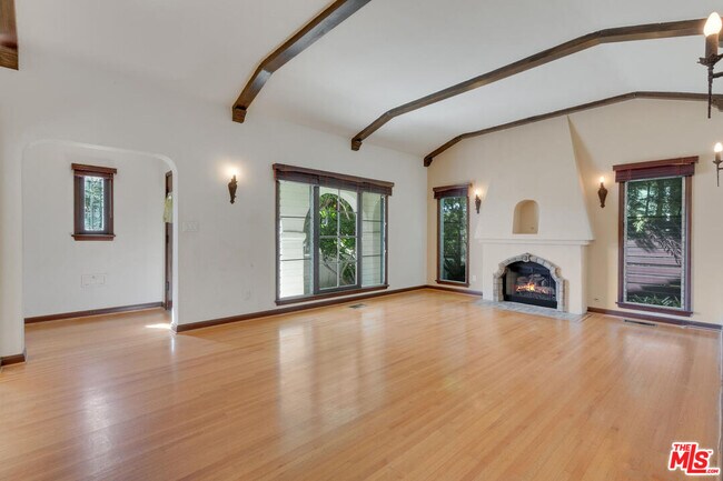 Building Photo - 2320 Pelham Ave