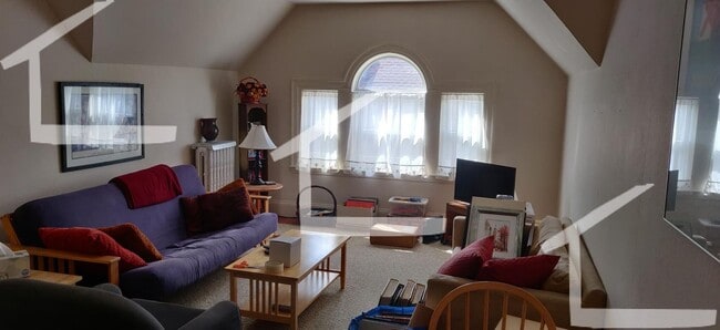 Building Photo - sspacious 2 bed heat and hot water included