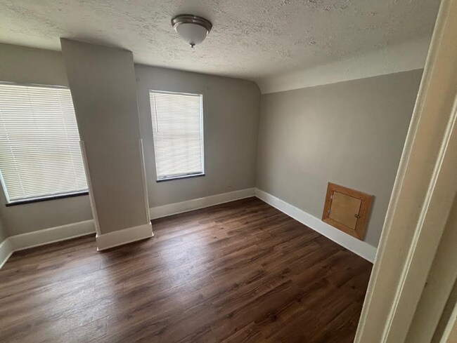 Building Photo - 2-Bedroom Apartment Available