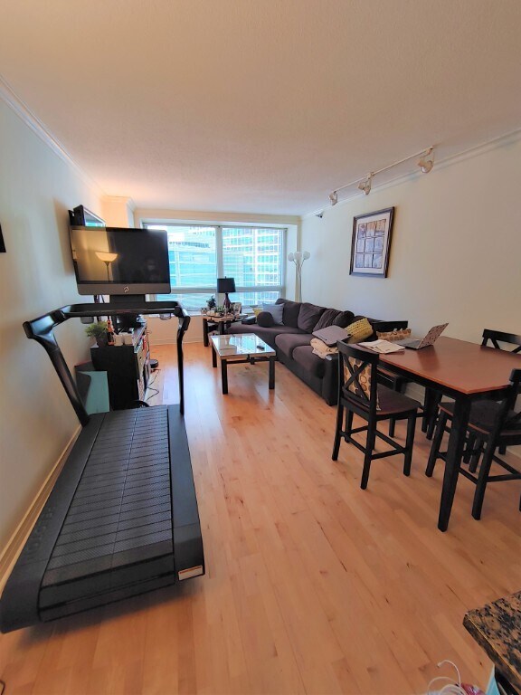 Building Photo - Spacious Streetville One Bedroom