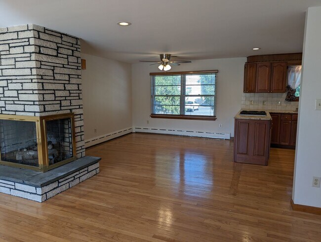 Building Photo - Beautiful Spacious 2 Bedroom 1.5 Bathroom ...
