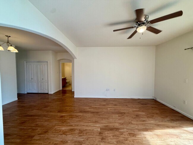 Foto del edificio - MUST SEE 2 Bed/2 Bath Condo in the Lakeshore at Centerra!