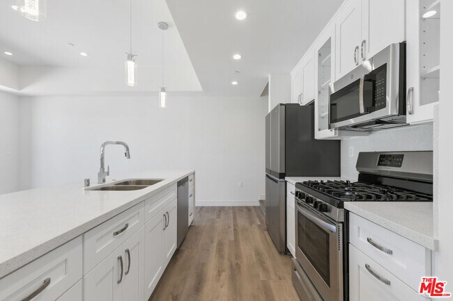 Building Photo - 3835 Multiview Dr