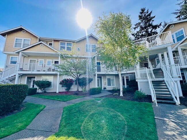 Building Photo - Beautifully Updated 2 Bedroom Condo