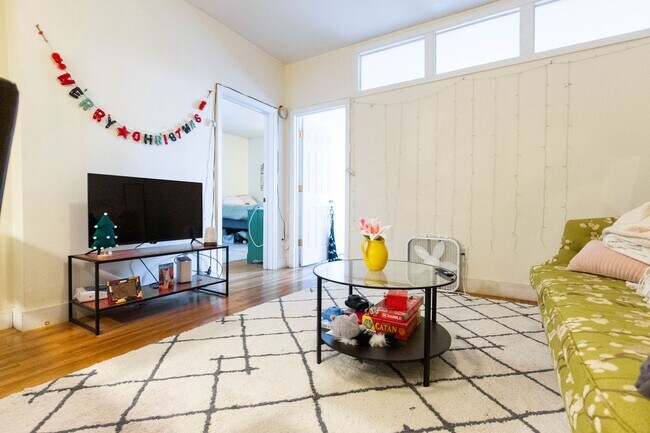 Foto del edificio - Brookline Boston University 3bed / 1bath On St Paul St Available 9/1/2026