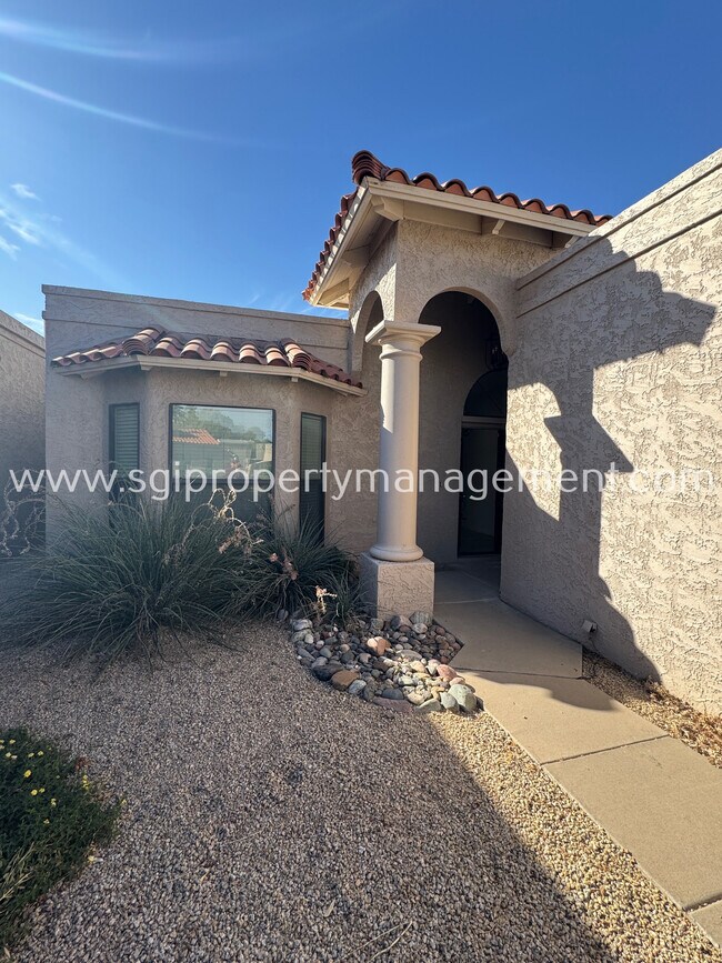 Building Photo - Central Scottsdale home on golf course lot