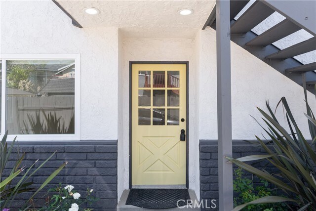 Building Photo - 2049 Tustin Ave
