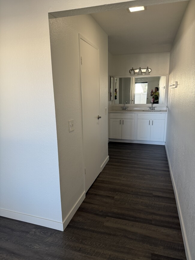 Building Photo - 433 Autumn Dr