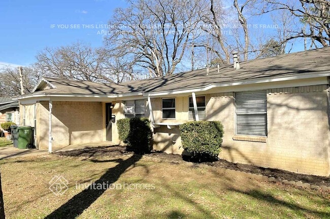 Building Photo - 811 Clover Park Dr