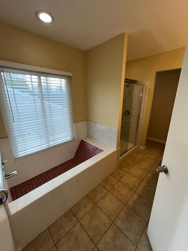 Foto del edificio - 4BR / 2.5 bath with over 1700 square feet....