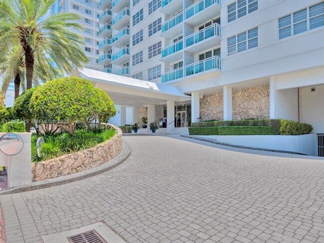 Foto del edificio - 6917 Collins Ave