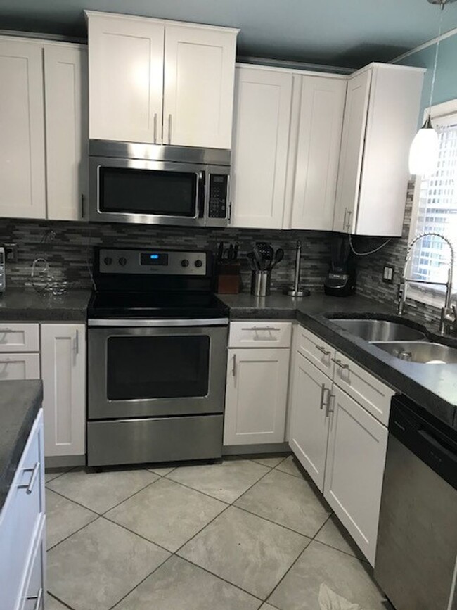 Building Photo - BEAUTIFULLY UPDATED 4 BEDROOM WITH FENCED ...