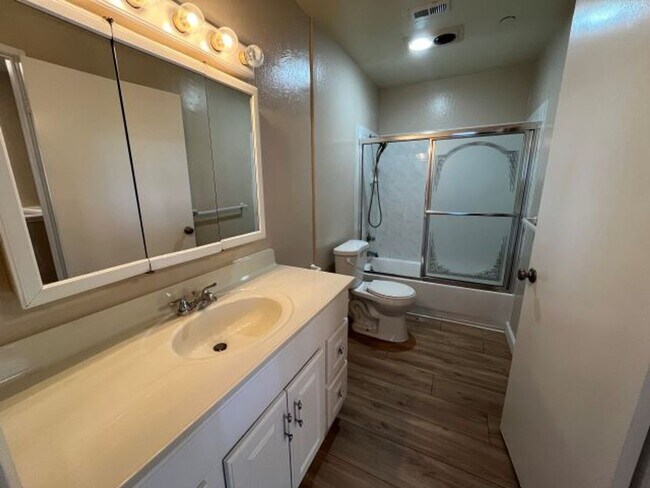 Foto del edificio - Warm Springs 3 bedroom Condo now available...