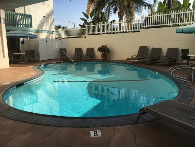 Piscina climatizada todo el año - 3415 Linden Ave.