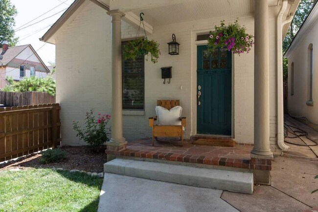 Building Photo - Beautiful 2 Bed/1.5 Bath Home in the Highl...