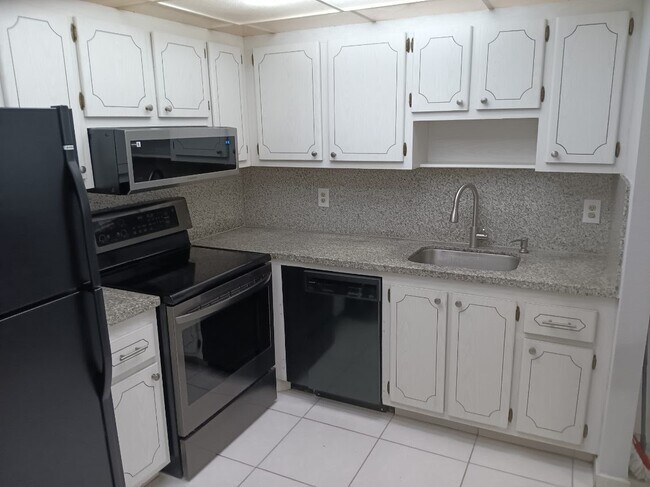 Building Photo - 619 Saxony M