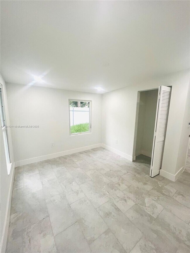 Foto del edificio - 8000 NW 11th Ave