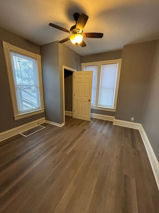 Foto del edificio - 810 Cameron Ave