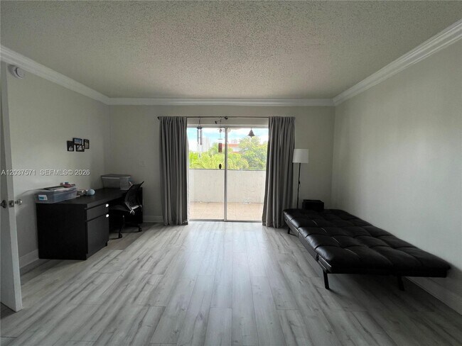 Building Photo - 6886 N Kendall Dr