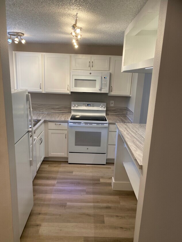 Primary Photo - Fully renovated 2 bedroom, 1.5 bath apartm...