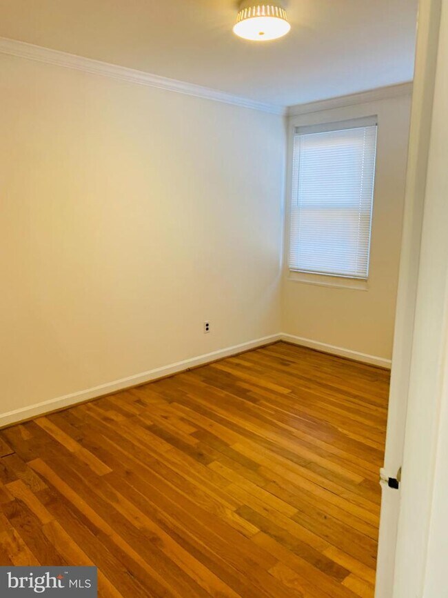 Foto del edificio - 4824 Chevy Chase Dr