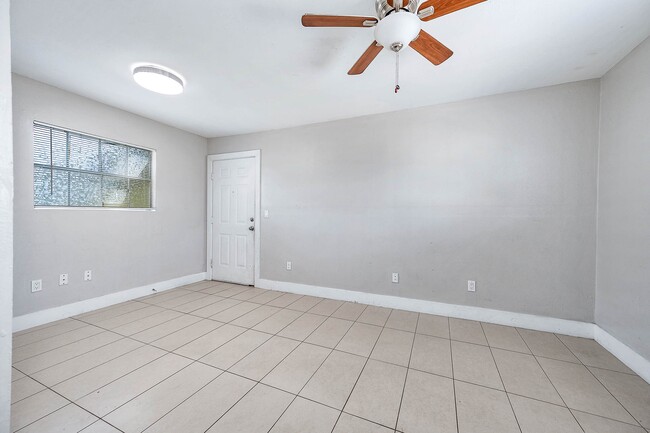 Building Photo - 1711 Fourcade St