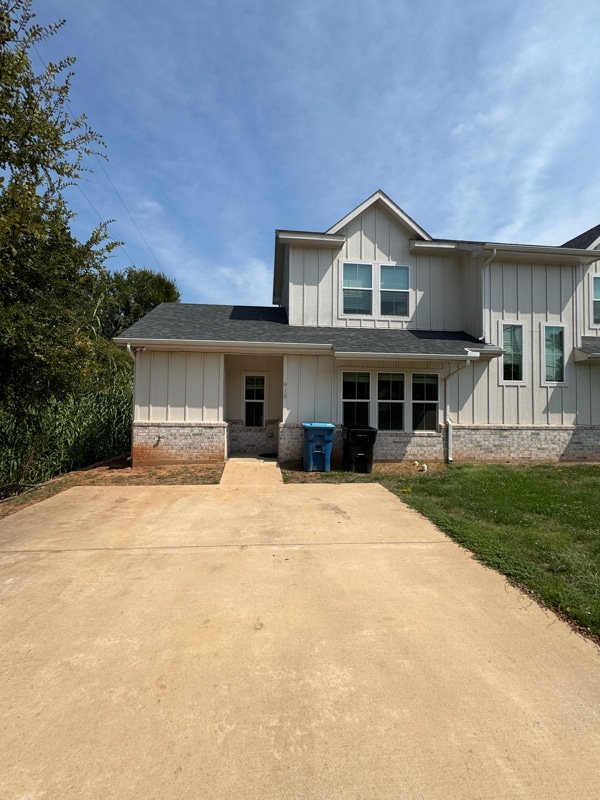Building Photo - 910 N Bush Ave