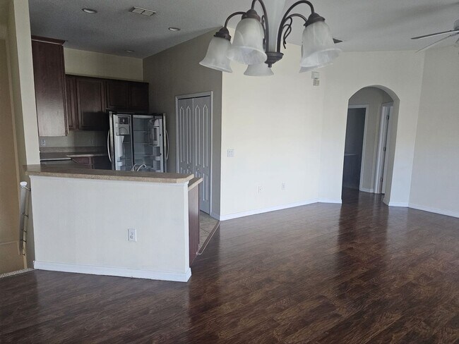 Foto del edificio - BEAUTIFUL, SPACIOUS,   2 BEDROOMS, 2 BATH APARTMENT