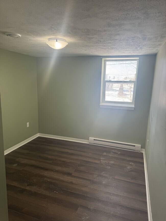 Building Photo - 10437 Rue Principale