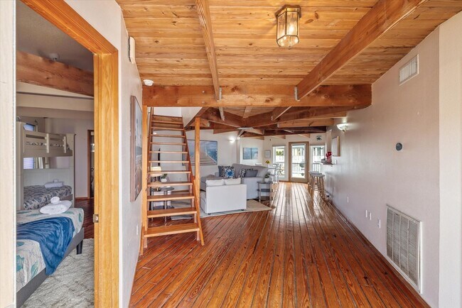 Building Photo - Custom home on Tiki Island