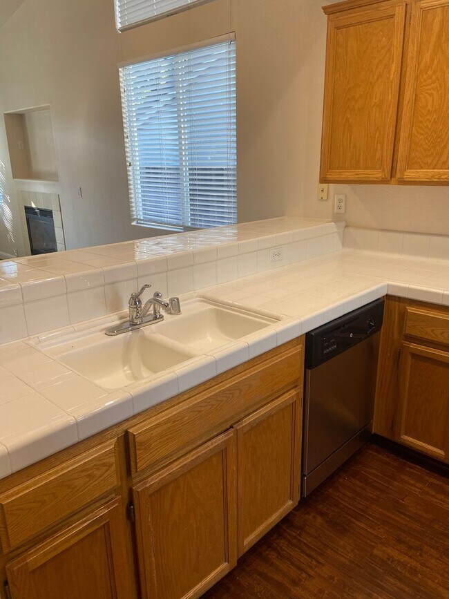 Building Photo - Cobble Hills Community - 3 Bdrm, 2 Bath