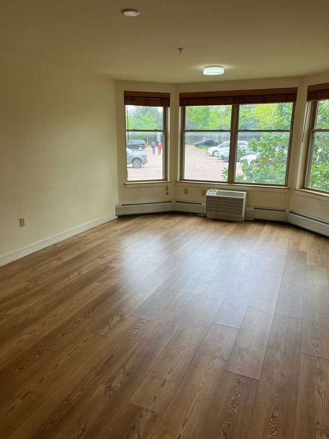 Building Photo - 2BD/1BA Condo at City's Edge, South Burlin...