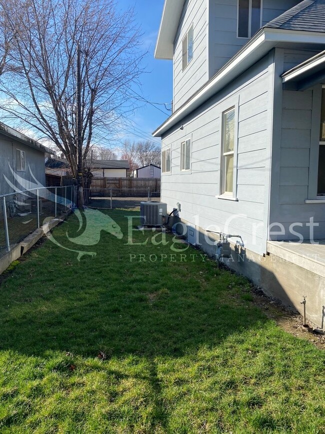 Building Photo - Charming 2 Bedroom Home With 1 Car Garage and A Covered Porch