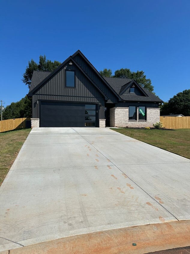 Primary Photo - Beautiful Home for Rent – Modern Comforts ...