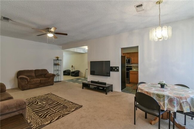 Foto del edificio - Ready to Move in... Do not miss this house...