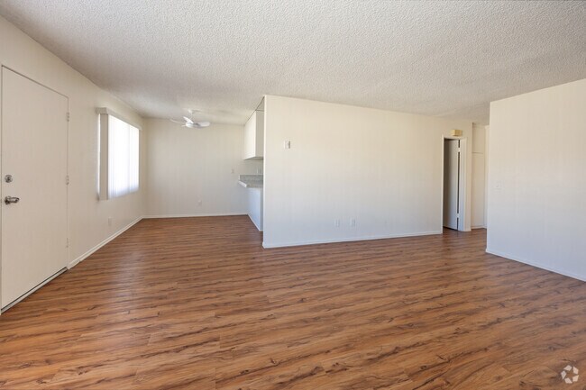 2 habitaciones, 1 baño - 840 pies cuadrados - Sala de estar - Ryon ave Apartments